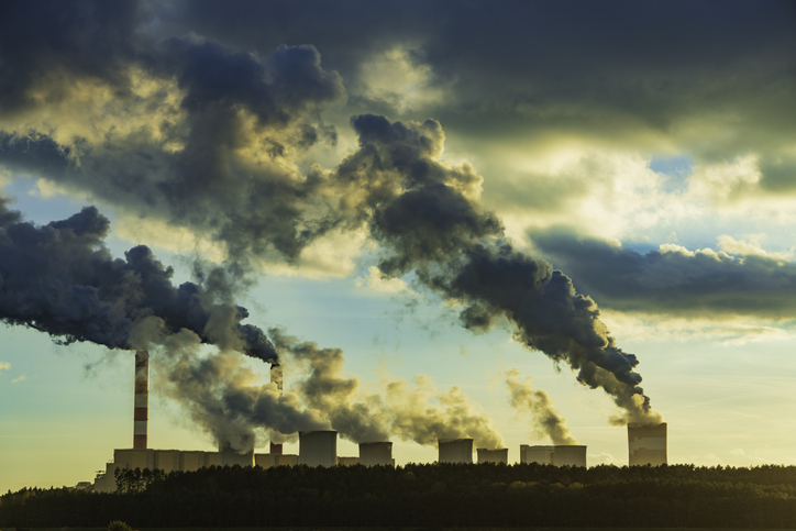 A coal-fired power station rauchende Industrieschornsteine